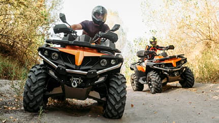 Quad ATV estacionado en un camino de tierra