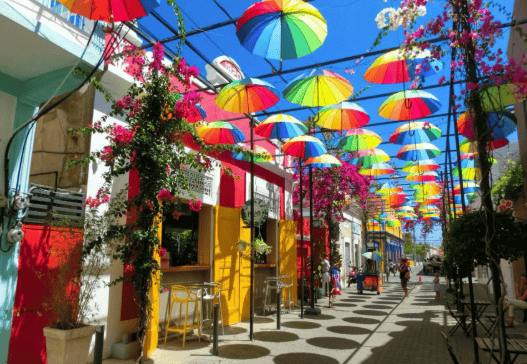 Calle colorida del centro histórico de Puerto Plata