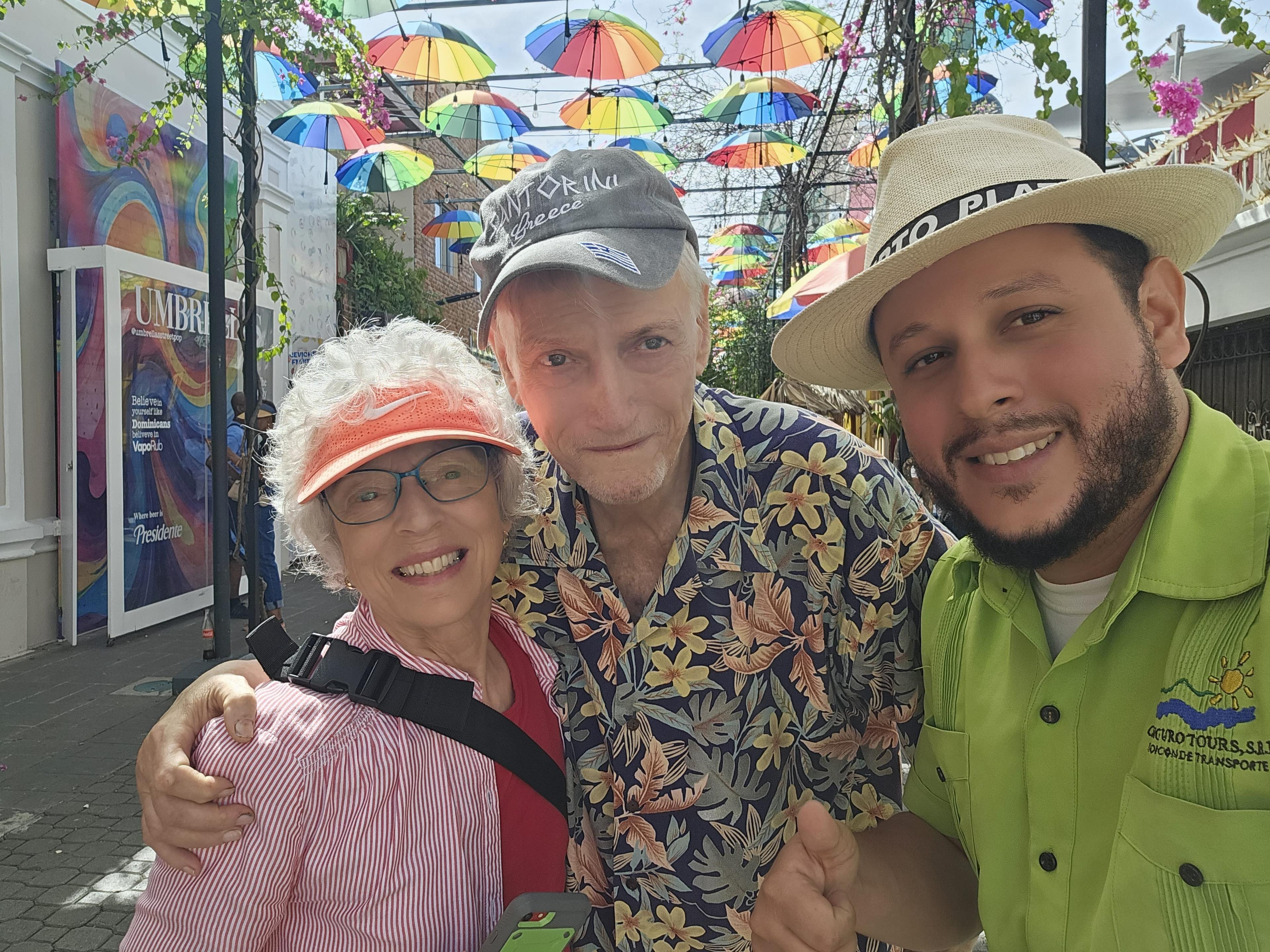 Grupo de viajeros disfrutando de una excursión con Perez Tours