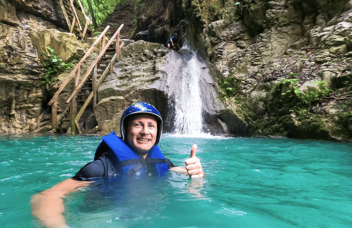 Cascada principal de Damajagua rodeada de selva tropical
